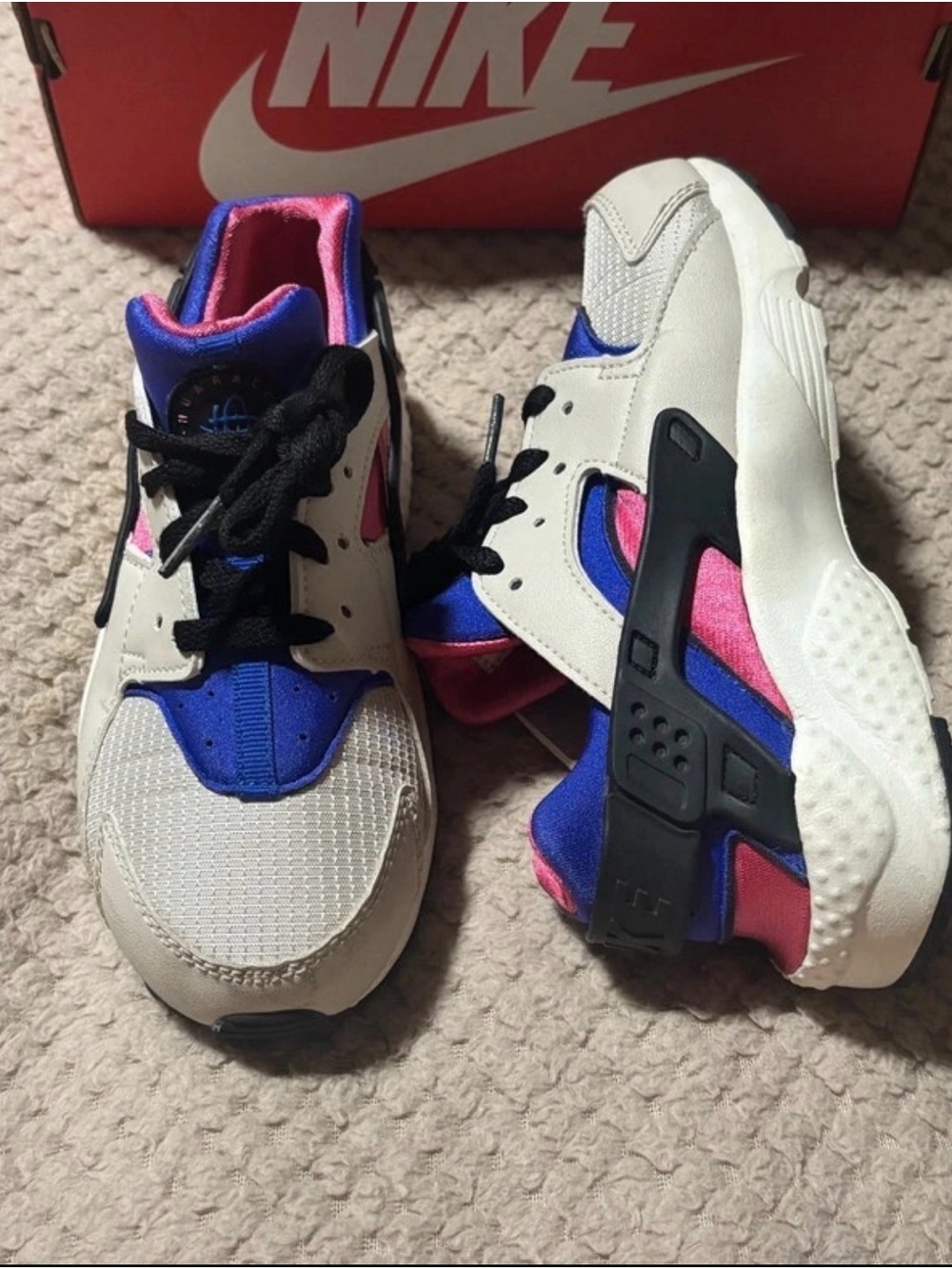 Girls Nike huarache run sneakers
Size 1.5 youth